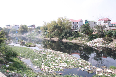 Sạt lở nghiêm trọng ven sông Nhuệ thuộc huyện Thanh Trì