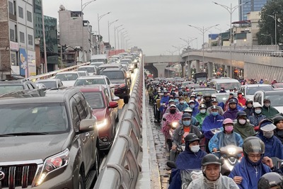 Hà Nội ùn tắc khắp các ngả đường trong mưa