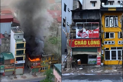 Hà Nội: Ngôi nhà bất ngờ bốc cháy dữ dội trên phố Lê Văn Thiêm