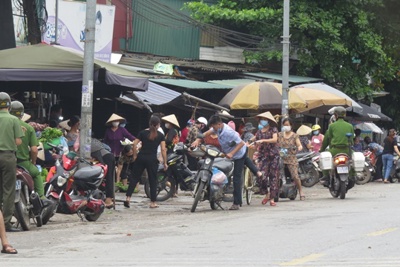 Huyện Thường Tín: Chợ cóc “bủa vây” chợ truyền thống giữa tâm điểm dịch Covid-19