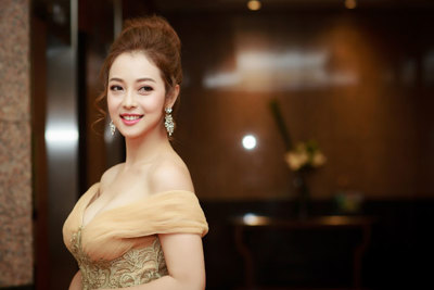 Jennifer Phạm khoe vai trần gợi cảm tại Hà Nội