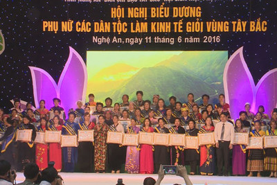 Hà Nội tặng Bằng khen cho gia đình dân tộc thiểu số làm kinh tế giỏi, văn hóa tiêu biểu