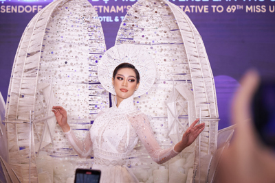Cận cảnh màn xử lý sự cố của người đẹp Việt Nam trong phần thi trang phục dân tộc tại Hoa hậu Hoàn vũ  2021
