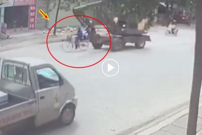 [Clip] Khoảnh khắc xe máy xúc đi ẩu, cán trúng người đàn ông đi xe đạp