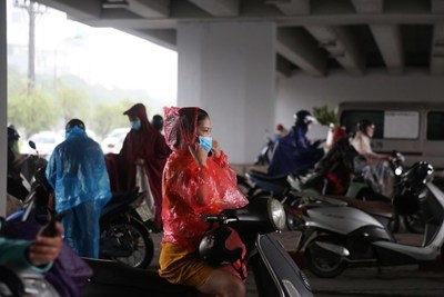 Hà Nội: Mưa lớn xối xả, người dân trú tạm dưới gầm cầu