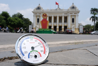 Hà Nội: Người dân dùng đủ chiêu che chắn dưới cái nắng gay gắt đầu hè
