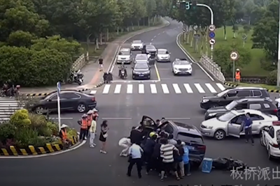[Clip] Hàng chục người nâng xe ô tô giải cứu người đàn ông bị mắc kẹt dưới gầm xe