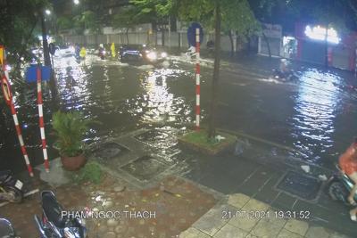 Hà Nội mưa lớn, cảnh báo nguy cơ ngập lụt trong khu vực nội thành