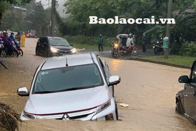 Thành phố Lào Cai ngập sâu sau trận mưa lớn