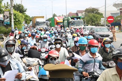 Dòng người Quảng Nam hối hả rời Đà Nẵng về quê