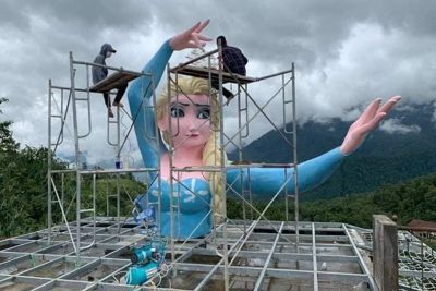 Yêu cầu tháo dỡ tượng Elsa phiên bản quái dị ở Sa Pa trước ngày 21/7