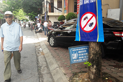 Tràn lan xe ô tô dừng đỗ sai quy định trên phố Nguyễn An Ninh
