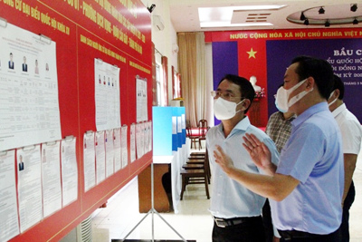 Phó Chủ tịch UBND TP Hà Nội Nguyễn Trọng Đông kiểm tra công tác phòng chống dịch, chuẩn bị bầu cử tại quận Cầu Giấy