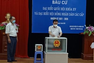 Phó Chủ tịch UBND TP Hà Nội Chử Xuân Dũng bầu cử tại Khu vực bỏ phiếu số 10