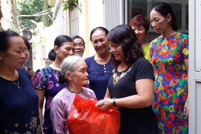 Hội Phụ nữ huyện Sóc Sơn trao 70 suất quà cho các gia đình chính sách