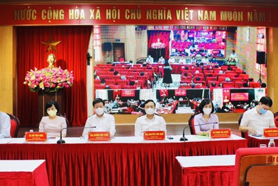 Phó Chủ tịch UBND TP Dương Đức Tuấn và các ứng viên đại biểu HĐND TP khóa XVI tiếp xúc cử tri quận Hai Bà Trưng