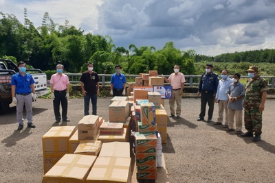 Tỉnh đoàn Bình Phước tặng quà cho huyện Ô Răng (Campuchia) chống dịch Covid-19