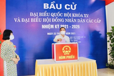 Phó Chủ tịch Thường trực UBND TP Hà Nội Lê Hồng Sơn bỏ phiếu tại khu vực bỏ phiếu số 10, phường Liễu Giai, quận Ba Đình