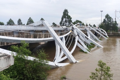 Sập giàn thép 11,7 tấn trên cầu Maspéro 2