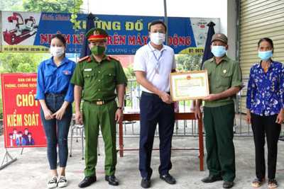 Lãnh đạo huyện Sóc Sơn tặng giấy khen động viên lực lượng các chốt kiểm soát dịch Covid-19