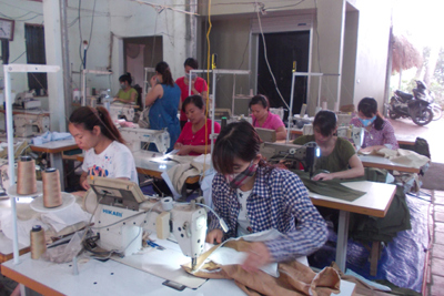 May công nghiệp - nghề mới cho phụ nữ Phú Sơn