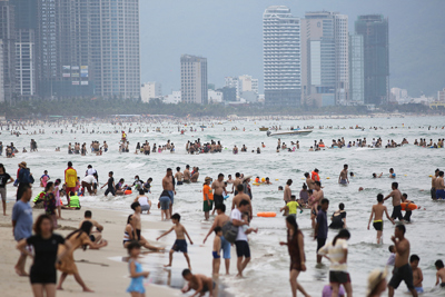 Đà Nẵng cho phép người dân tắm biển trở lại