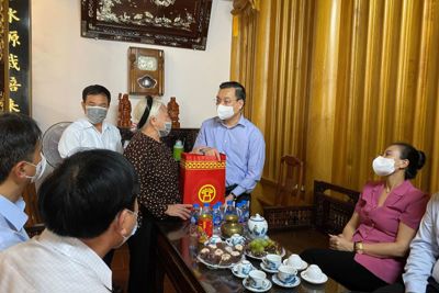 Hà Nội tặng 3.727 suất quà tới người có công, cơ sở cách mạng nhân dịp Quốc khánh 2/9/2021