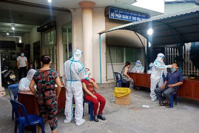 Đà Nẵng: Xuyên đêm xét nghiệm gần 1.000 người liên quan chủ quán bún mắc Covid-19