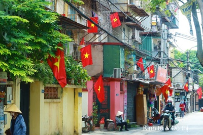 Hà Nội: Ngõ nhỏ, phố nhỏ rực rỡ cờ hoa, chào mừng bầu cử
