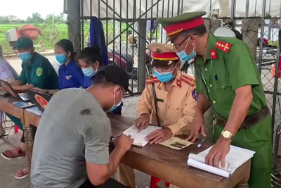 Thừa Thiên Huế: Phát hiện 8 người trong thùng xe tải trốn khai báo y tế