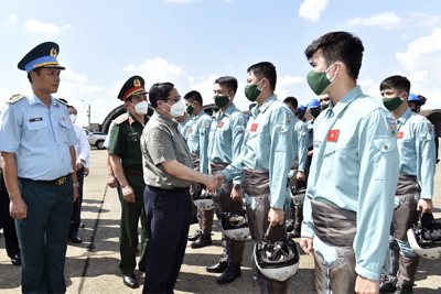 Thủ tướng Phạm Minh Chính thăm và làm việc tại Trung đoàn Không quân 935