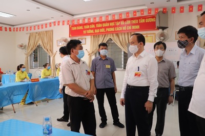 Chùm ảnh: Chủ tịch Ủy ban Bầu cử TP Nguyễn Ngọc Tuấn thăm hỏi, động viên cán bộ trực tiếp làm công tác bầu cử tại cơ sở