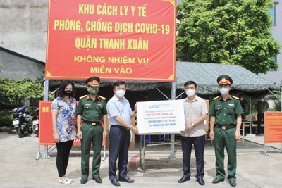 Báo Kinh tế & Đô thị trao quà hỗ trợ của các doanh nghiệp, cá nhân tới Khu cách ly y tế quận Thanh Xuân