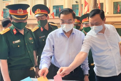 Chủ tịch UBND TP Hà Nội Chu Ngọc Anh kiểm tra công tác bầu cử tại quận Đống Đa