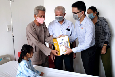 Hơn 1.200 bệnh nhân nghèo đã được Vinamilk hỗ trợ phẫu thuật tim và mắt
