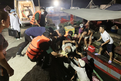 Thừa Thiên Huế: Sà lan đâm chìm tàu cá ở cửa biển, 1 thuyền viên bị thương nặng