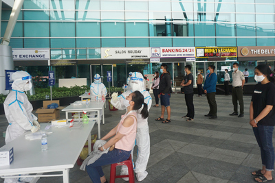 2.000 nhân viên sân bay Đà Nẵng lấy mẫu xét nghiệm Covid-19
