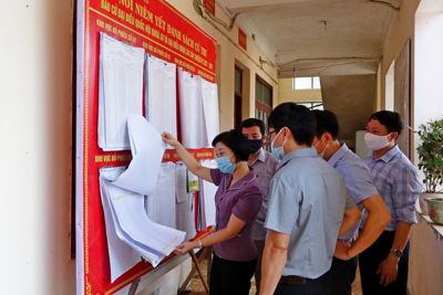 Thị xã Sơn Tây niêm yết rộng rãi danh sách người ứng cử đại biểu Quốc hội và HĐND các cấp