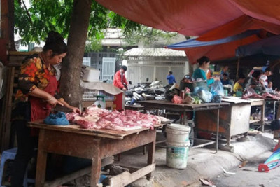 Hà Nội: Giá thịt lợn xuống dốc, sức mua cầm chừng