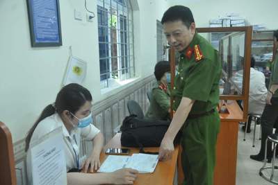 Phó Giám đốc Công an Hà Nội: Tận dụng từng giây của máy lăn vân tay để làm căn cước cho người dân