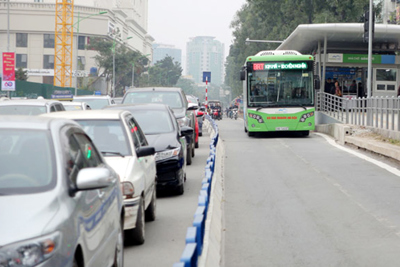 Hà Nội – nghiên cứu thí điểm cho xe buýt đi vào làn đường BRT
