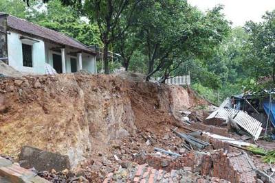 Huyện Quốc Oai: Kiểm tra, khắc phục sự cố sạt lở đất làm sập nhà dân