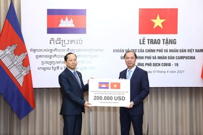 Việt Nam trao khoản hỗ trợ 200.000 USD cho Campuchia ứng phó dịch Covid-19