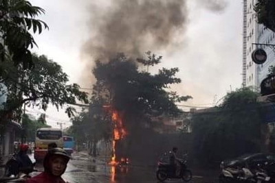 Hà Nội: Cột điện bốc cháy dữ dội giữa trời mưa lớn