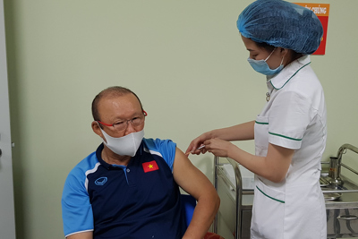 HLV Park Hang-seo và các trợ lý tiêm vaccine phòng Covid-19, chuẩn bị cho vòng loại World Cup