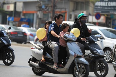 Thực hiện quy định đội mũ bảo hiểm khi đi xe máy: Gia tăng vi phạm