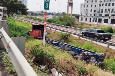 Tai nạn giao thông mới nhất hôm nay 31/3: Xe đầu kéo lao xuống mương nước trên cao tốc TP Hồ Chí Minh - Dầu Giây