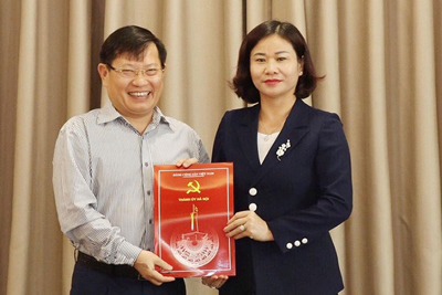 Phó Bí thư Thường trực Thành uỷ Nguyễn Thị Tuyến trao quyết định nghỉ hưu cho nguyên Bí thư Huyện uỷ Sóc Sơn