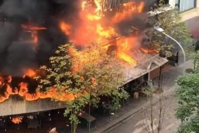Hà Nội: Cháy lớn tại quán lẩu ở Đông Anh