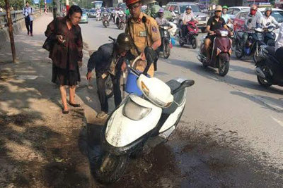 Cảnh sát giao thông giúp dân chữa cháy xe máy
